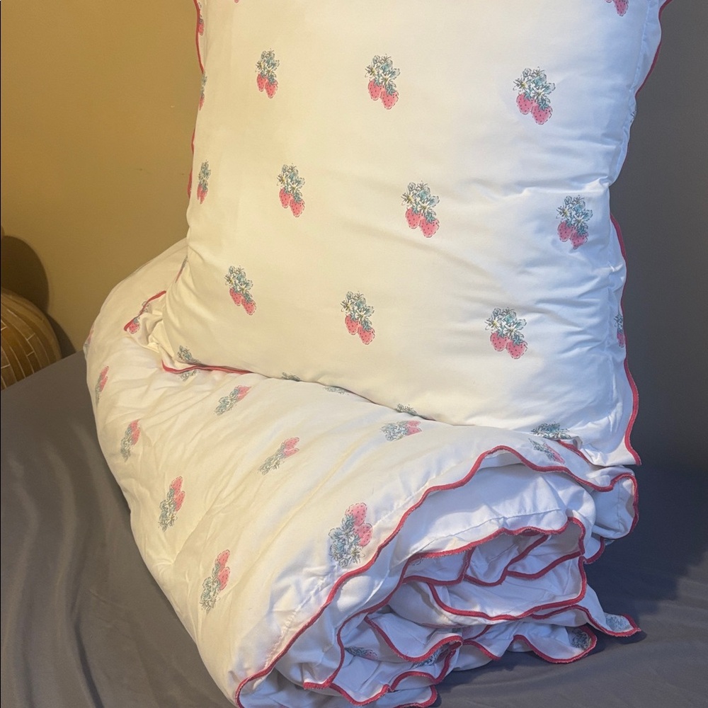 Charming Strawberry Print Comforter Set